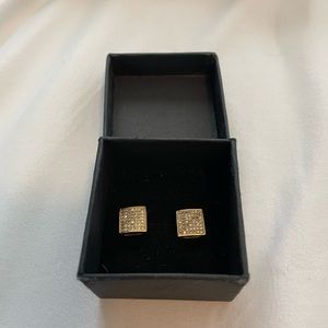 Unisex square earrings.